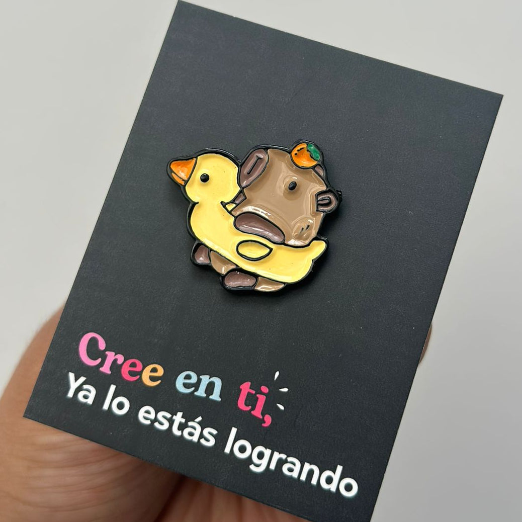Pin capibara en flotador