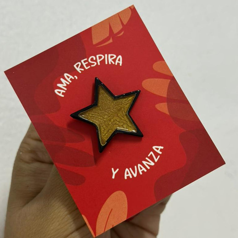 Pin estrella negra con dorado