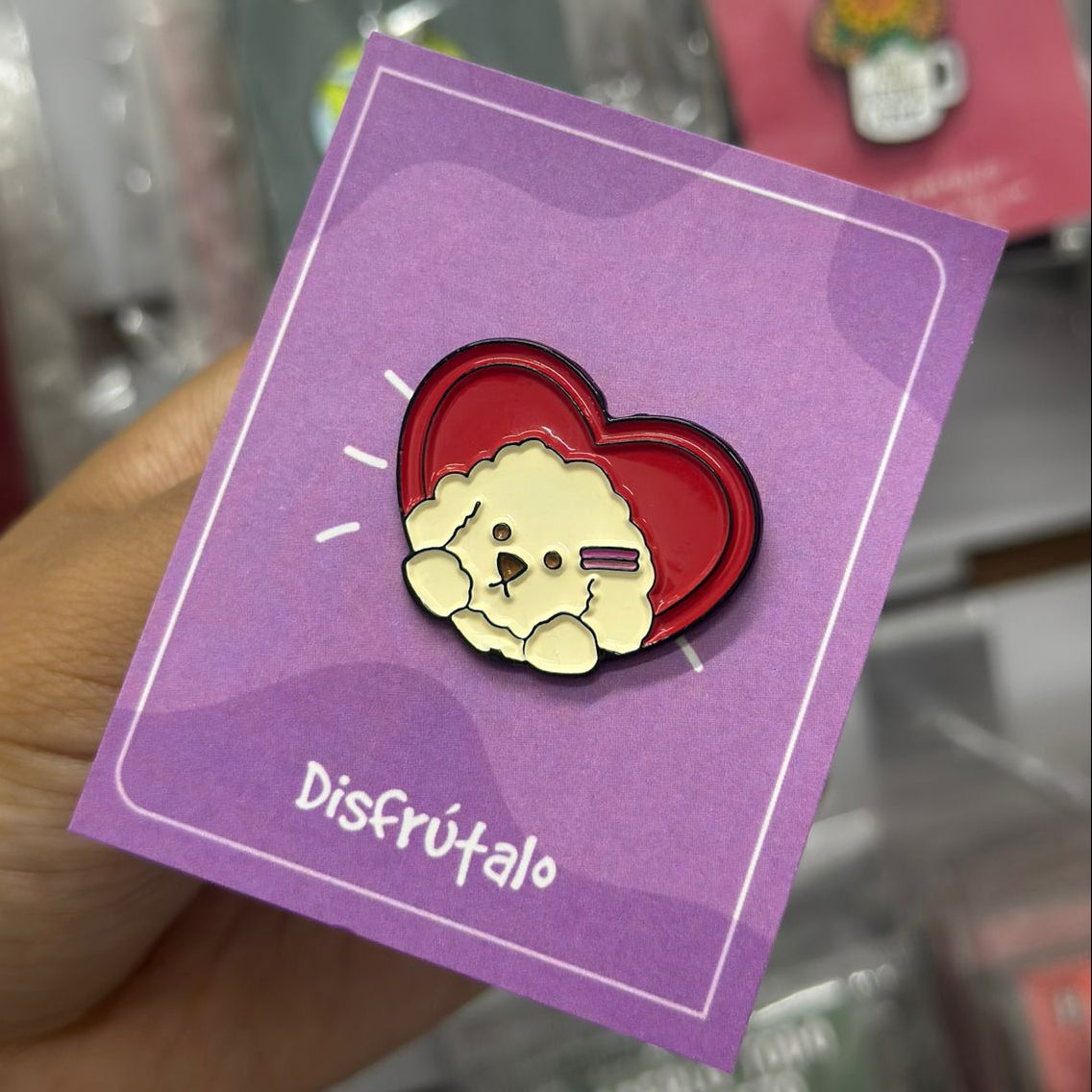 Pin perrito en corazon