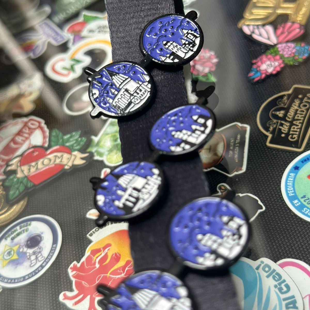 Pin gafas con la ciudad