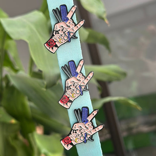 Pin mano peluquera tatuada