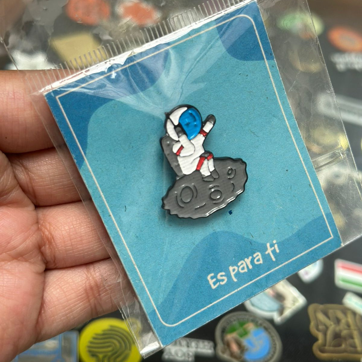 Pin astronauta hablando por telefono