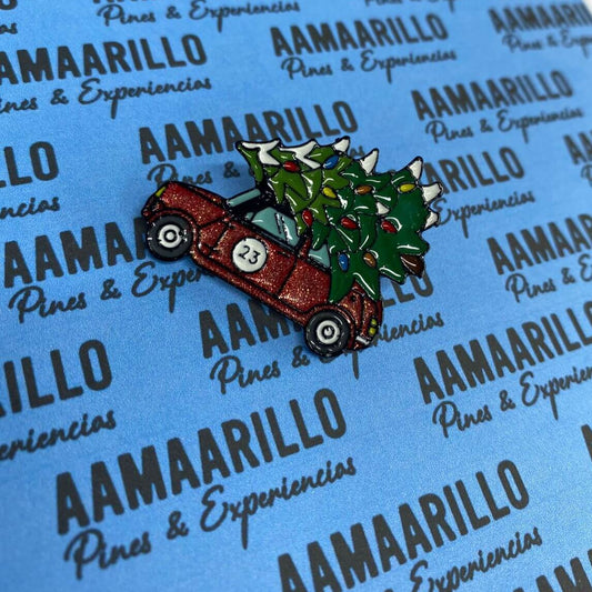 Pin carro vinotinto con árbol de navidad