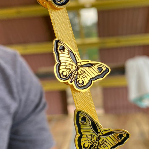 Pin mariposa negro/dorado